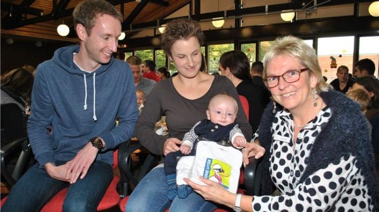 Auf Tuchfühlung mit Bürgermeisterin Alice Gerken: Der kleine Bennett, mit seinen Eltern Janina und Torben Spille, knüpft schon nach viereinhalb Monaten die ersten Kontakte zu Ganderkesees Verwaltungschefin. Auf Tuchfühlung mit Bürgermeisterin Alice Gerken: Der kleine Bennett, mit seinen Eltern Janina und Torben Spille, knüpft schon nach viereinhalb Monaten die ersten Kontakte zu Ganderkesees Verwaltungschefin.