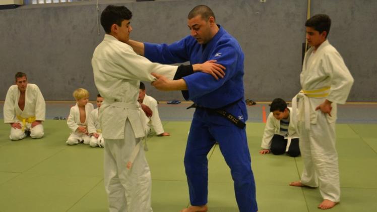 Trainer Dian Tanov übt mit seinem Schützling Rumen Judo-Techniken in der Sporthalle des Max-Planck-Gymnasiums. 