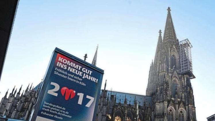 „Kommt gut ins neue Jahr 2017“: Anzeigetafel in Köln. Die Sicherheitsmaßnahmen in der Stadt sind zum Jahreswechsel besonders hoch. 