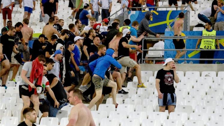 Krawalle in Marseille: Russische Fans stürmten einen englischen Block. 