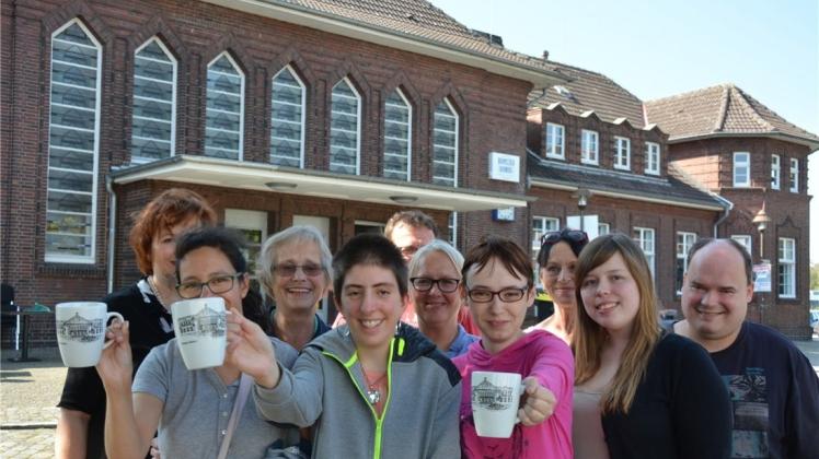 Tatkräftige Hilfe bei der Vorstellung der Tasse erhielten Christiane Wagner vom Stadtmarketing (leicht verdeckt), Künstlerin  Karin Bormann und Stadtsprecherin Dorit Barz (hintere Reihe von links) von den im Bahnhof beschäftigten HpH-Mitarbeitern. 