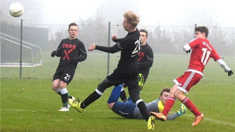 Torjäger vom Dienst: Tom Geerken (rotes Trikot), Leistungsträger der B-Junioren des VfL Stenum, erzielte beim 6:1 gegen den TSV Ganderkesee drei Treffer. 