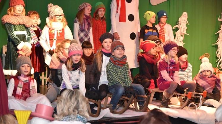Mit Schlitten, Schals und Mützen und in weihnachtlicher Deko singen alle Musicalklassen der Musikschule Strings ihr Weihnachts-Musical für den guten Zweck. 