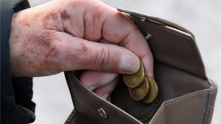 In Delmenhorst sind Betrüger aufgefallen, die sich Kleingeld wechseln lassen wollten und dabei in das Portemonnaie des Opfers griffen. Symbolfoto: dpa