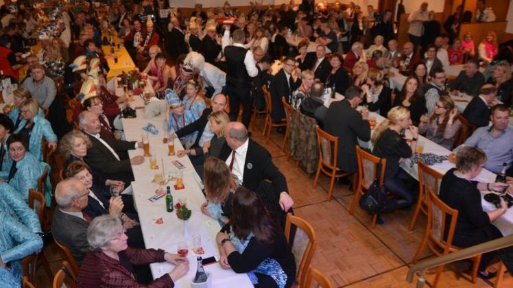 Hunderte feiern: Finaler Faschingsauftakt 2015 bei Witte in Immer. Aus dem Landgasthof wird ein asiatisches Restaurant. Bedenken wegen des Umbaus haben die GGV veranlasst, einen neuen Standort zu suchen. 