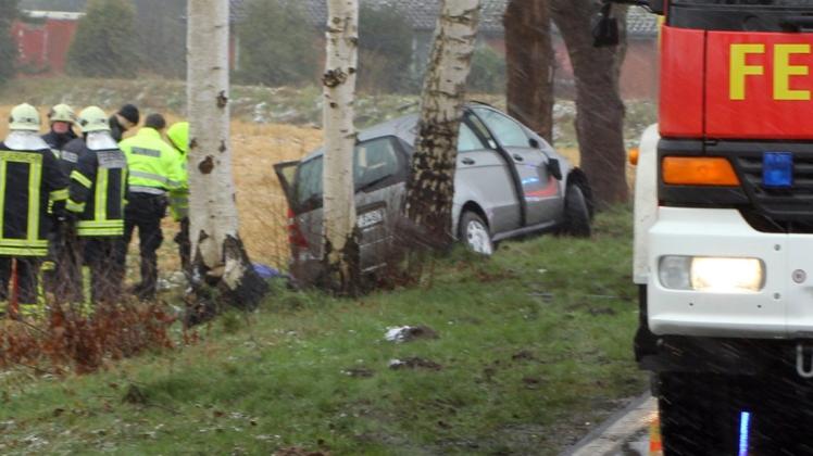 Bei einem Unfall auf der Kirchhatter Straße in der Gemeinde Dötlingen erlitt die Fahrerin am Sonntag tödliche Verletzungen. 