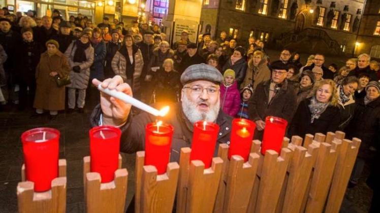 Singend zündete Kantor Baruch Chauskin die fünfte Kerze auf dem Chanukka-Leuchter an. 