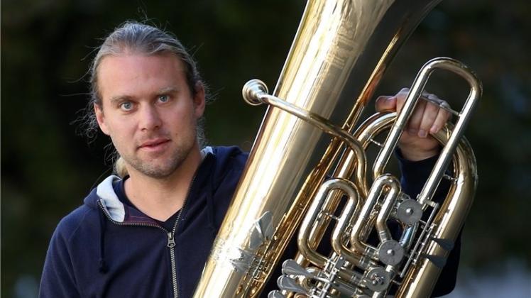 Andreas Martin Hofmeir spielt seit seinem zwölften Lebensjahr Tuba und gewann 2005 als erster Tubist überhaupt den Preis des Deutschen Musikwettbewerbs. 