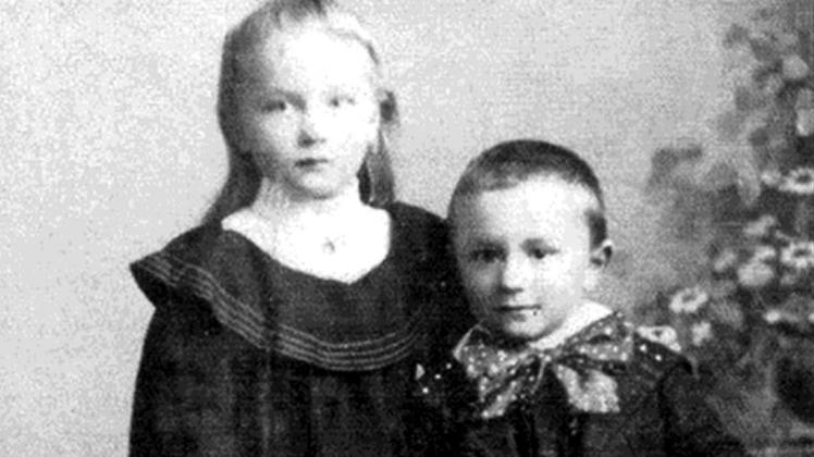 Zweite Generation einer Arbeiterfamilie: Juliane und Robert Kraschon um 1908 im Atelier von Diedrich Kassens. 