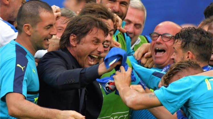 Riesige Freude: Italien Trainer Antonio Conte feiert mit seinem Team den Viertelfinaleinzug bei der EM. 