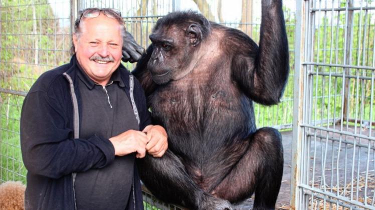 Der Direktor und der Menschenaffe: Zirkus-Chef Klaus Köhler wehrt sich gegen Vorwürfe der Tierschutzorganisation PETA. Diese wirft dem Circus Belly vor, beim Affen Robby läge eine tierquälerische Haltung vor, sein Platz sei nur begrenzt. 