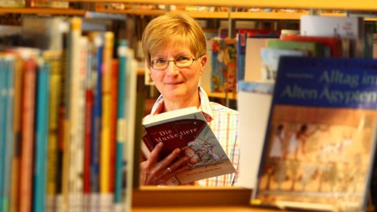 Abschied nach vier Dekaden: Birgit Hoferichter geht nach 40 Jahren in der Stadtbücherei in den Ruhestand. Leidenschaftlich gerne liest die stellvertretende Leiterin Krimis und Jugendliteratur. 