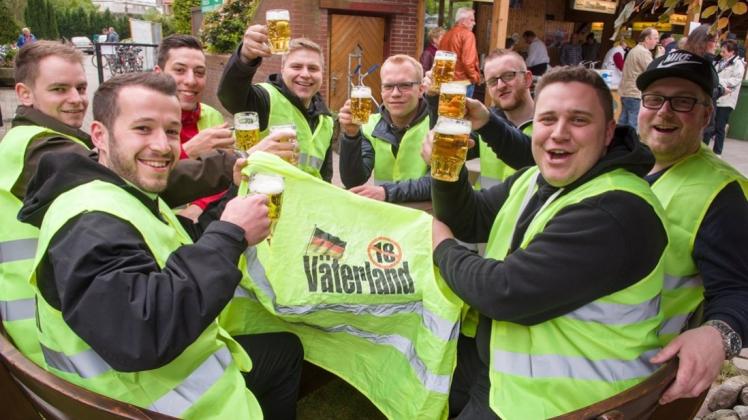 Prosit! Schnappschuss von der Vatertagssause im vergangenen Jahr bei Menkens in Hoykenkamp. Archivfoto: Andreas Nistler