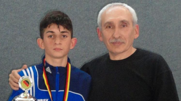 Boxer Niko Zdunowski vom JC Bushido wurde Internationaler Deutscher Meister 2016 in der Altersklasse U15 (bis 43 kg). Darüber freute sich auch sein Trainer Leonid Yankilevich. 