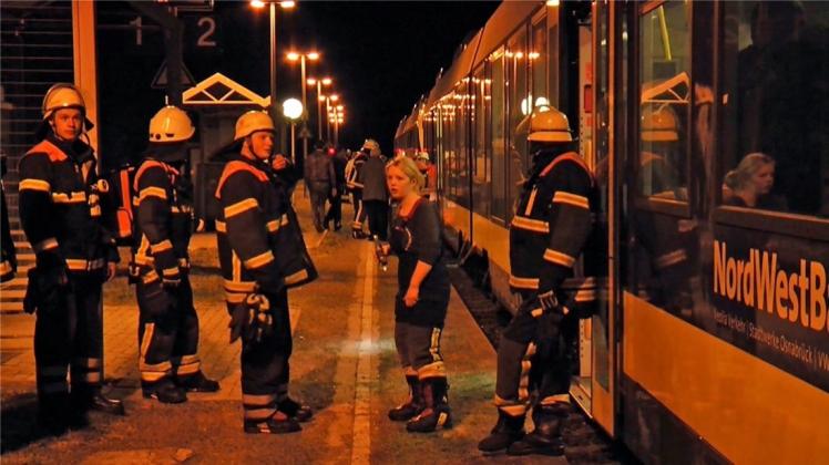 Feuerwehren, Rettungsdienst und Polizei sind um kurz nach Mitternacht in der Nacht zum Sonntag zum Bahnhof in Achmer ausgerückt. 