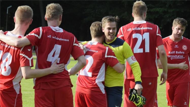 Feiern das 2:1 – und den Klassenerhalt: Die Spieler des VfL Wildeshausen. 