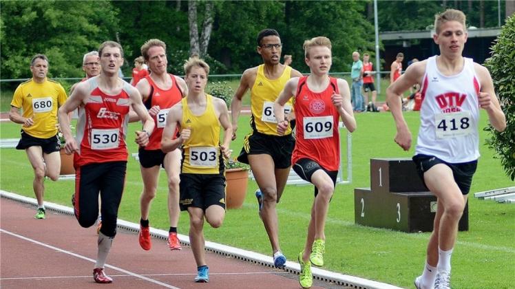 Jannik Schlüter (vorne rechts) hofft, dass er am Wochenende über 800 Meter bei den Landesmeisterschaften der Leichtathleten in Wilhelmshaven antreten kann. 