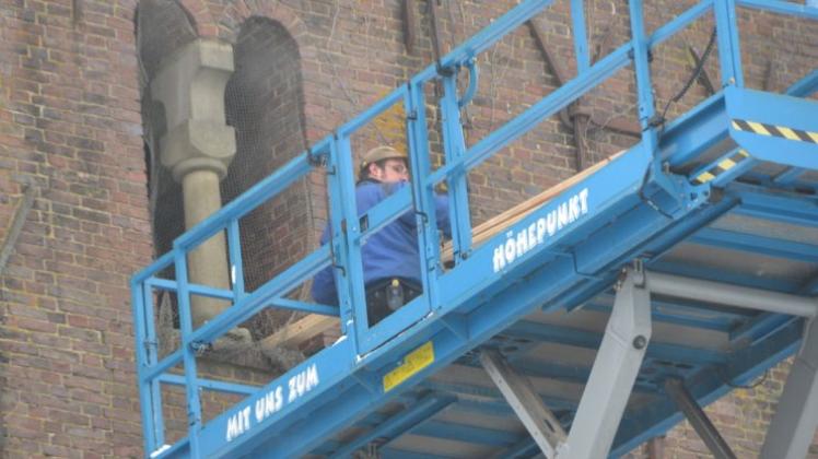 In den kommenden Tagen wird der wurmstichige hölzerne Laufsteg der Glockenaufhängung im Turm der Ganderkeseer Kirche St. Cyprian und Cornelius erneuert. In den kommenden Tagen wird der wurmstichige hölzerne Laufsteg der Glockenaufhängung im Turm der Ganderkeseer Kirche St. Cyprian und Cornelius erneuert.