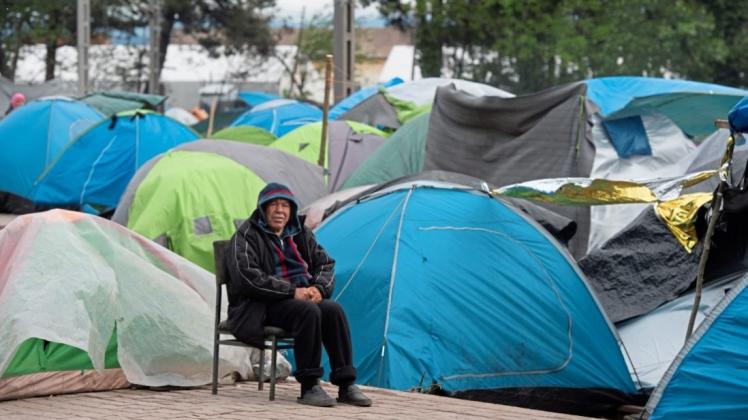 Warten auf bessere Gelegenheiten: Mehr als 10000 Flüchtlinge harren in einer Zeltstadt an der mazedonischen Grenze aus. 