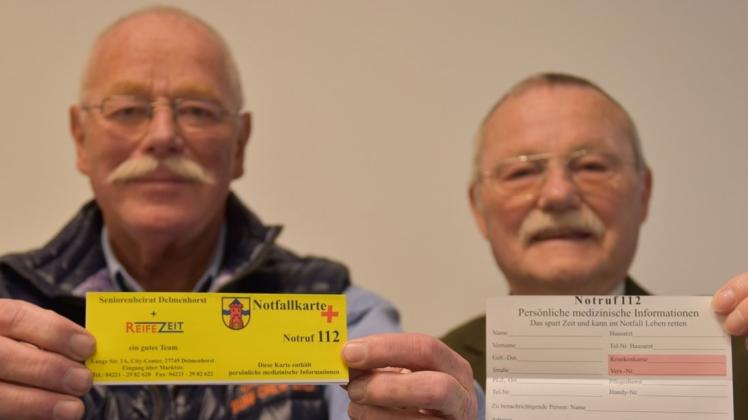 Werner Bohlmann (rechts) und Ulf Kors vom Seniorenbeirat stellen die neue Notfallkarte für Delmenhorst vor. 