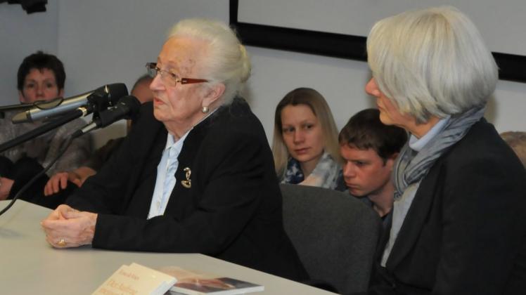 Vor zahlreichen Zuhörern berichtete die Holocaust-Überlebende Erna de Vries aus Lathen in der Gedenkstätte Esterwegen über ihr Schicksal. 