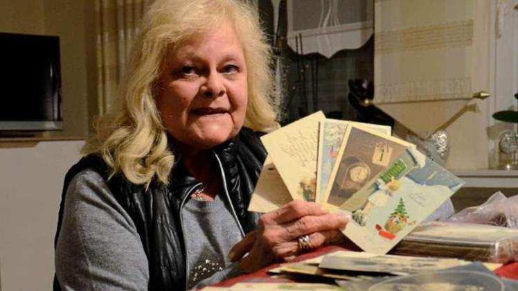 Heidi Hermsen ist stolz auf ihren „Schatz“ aus historischen Weihnachts- und Neujahrskarten. 