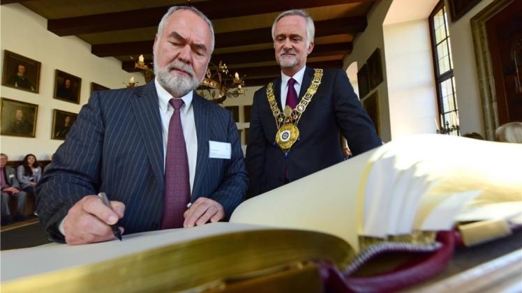 Der SPD-Politiker Markus Meckel hat sich unter den Augen von Oberbürgermeister Wolfgang Griesert in das Goldene Buch der Stadt Osnabrück eingetragen. 