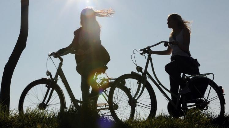 Das sonnige Wetter lockt die Radfahrer in Scharen in die Natur. Der aktualisierte Stuhrer Radtourenplan gibt wertvolle Tipps für Ausflüge in der Gemeinde. Symbolbild: Ingo Wagner/dpa
