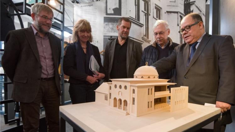 Das Modell der ehemaligen Delmenhorster Synagoge bekommt Platz im Nordwestdeutsches Museum für IndustrieKultur. Bei der Präsentation dabei (von links): Carsten Jöhnk, Gerda Hartmann, Dieter Evers, Dr. Norbert Boese und Pedro Becerra. Das Modell der ehemaligen Delmenhorster Synagoge bekommt Platz im Nordwestdeutsches Museum für IndustrieKultur. Bei der Präsentation dabei (von links): Carsten Jöhnk, Gerda Hartmann, Dieter Evers, Dr. Norbert Boese und Pedro Becerra.