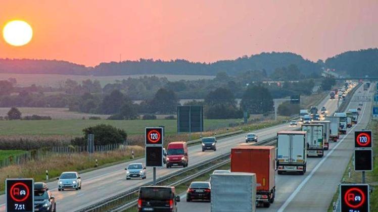 Verkehrsfluss auf der Autobahn: Berlin will das automatisierte Fahren in Deutschland vorantreiben. 