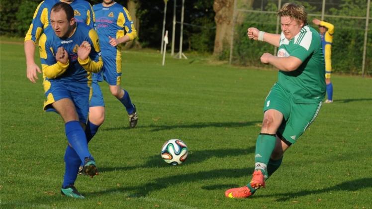 Talent für Ballsportarten: Kevin Pintscher spielt Fußball bei Grün-Weiß Kleinenkneten in der 3. Kreisklasse und Handball bei der HSG Grüppenbühren/Bookholzberg. Fotos: Rolf Tobis Talent für Ballsportarten: Kevin Pintscher spielt Fußball bei Grün-Weiß Kleinenkneten in der 3. Kreisklasse und Handball bei der HSG Grüppenbühren/Bookholzberg. Fotos: Rolf Tobis
