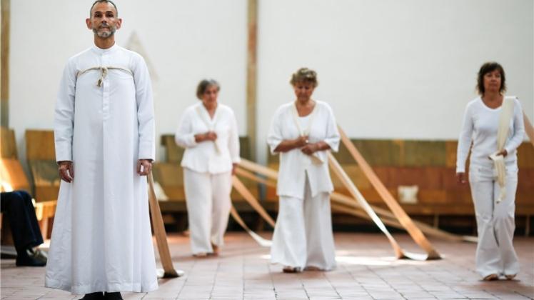 Er initiierte die Performance „System of weight“ in der Kunsthalle Osnabrück: Ernesto Pujol. Er initiierte die Performance „System of weight“ in der Kunsthalle Osnabrück: Ernesto Pujol.