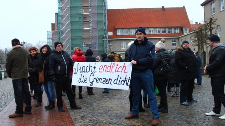 Protest auf dem Bismarckplatz: Rund 100 Menschen forderten eine Obergrenze für Flüchtlinge in Deutschland. 