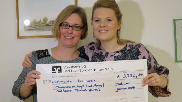 Einen Spendenscheck mit mehr als 3700 Euro haben Konzertorganisatorin Christiane Hüsing (links) und Sängerin Patricia Kelly in der Hand. 