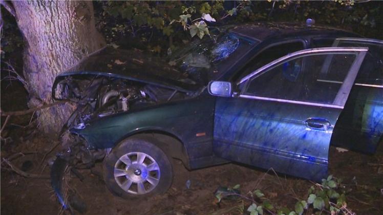 Großenkneten. Bei einem schweren Verkehrsunfall in Großenkneten wurden am frühen Samstagmorgen drei Personen verletzt. Großenkneten. Bei einem schweren Verkehrsunfall in Großenkneten wurden am frühen Samstagmorgen drei Personen verletzt.