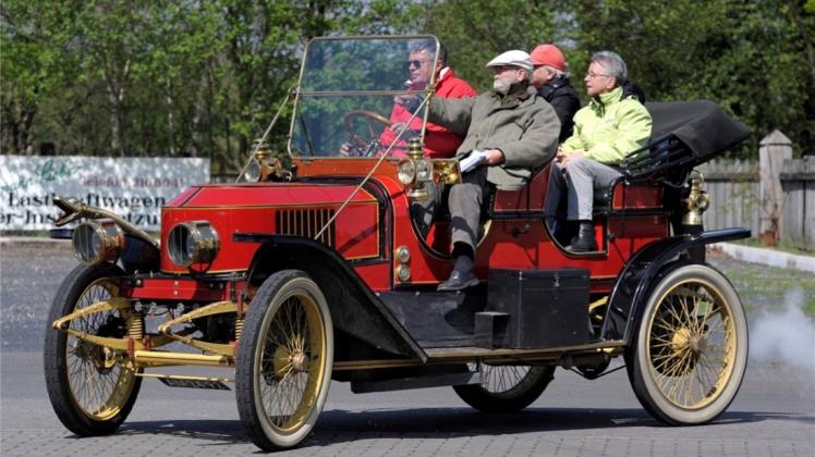Stammgast: Mit diesem Stanley Modell K Gentlemen’s Speedy Roadster, hat Jan Brinksma an allen Schnauferl-Treffe teigenommen wund wird auch heuer erwartet. Stammgast: Mit diesem Stanley Modell K Gentlemen’s Speedy Roadster, hat Jan Brinksma an allen Schnauferl-Treffe teigenommen wund wird auch heuer erwartet.