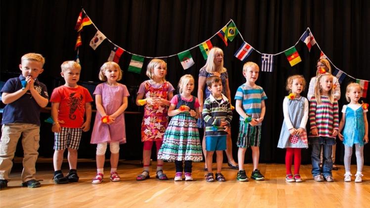 Feiern ein „Sommerfest der kleinen Instrumente“: Mädchen und Jungen der Landkreis-Musikschule, die Kostproben ihres Könnens präsentieren wollen. 