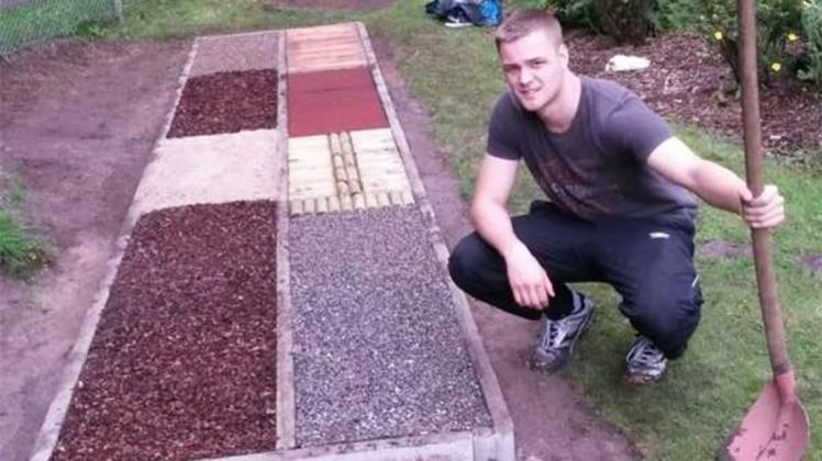 Einen Barfußpfad hat der FÖJ-Leistende Felix Rose im Naturbad Hude angelegt. Einen Barfußpfad hat der FÖJ-Leistende Felix Rose im Naturbad Hude angelegt.