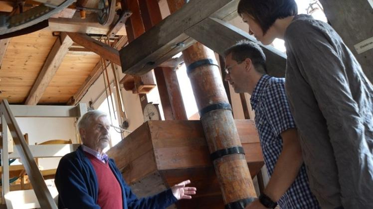 Auch am Tag spannend: Rudolf Franke erklärt Gästen die Technik in der Klostermühle Heiligenrode. Archivfoto: Alexander Schnackenburg Auch am Tag spannend: Rudolf Franke erklärt Gästen die Technik in der Klostermühle Heiligenrode. Archivfoto: Alexander Schnackenburg