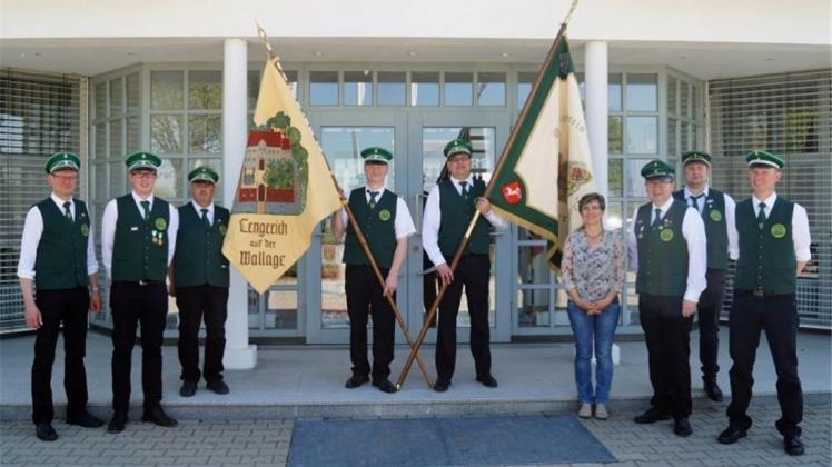 Der Schützenverein Lengerich-Dorf hat für 3500 Euro seine Fahne aus dem Jahr 1957 restaurieren lassen, Mitglieder des Vereins haben die Fahne persönlich bei der Firma Kössinger im bayerischen Schierling abgeholt. Der Osnabrücker Weihbischof Johannes Wübbe wird die Fahne persönlich weihen. 