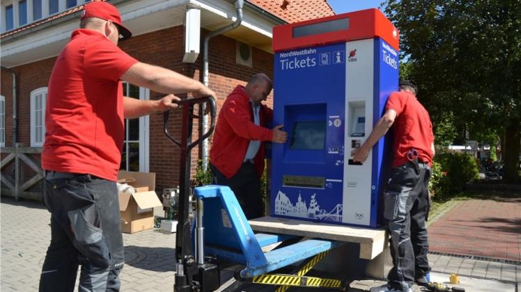 Im Auftrag der Nordwestbahn haben die Mitarbeiter eines Wuppertaler Unternehmens am Mittwoch einen Fahrkartenautomaten am Ganderkeseer Bahnhof aufgestellt. 