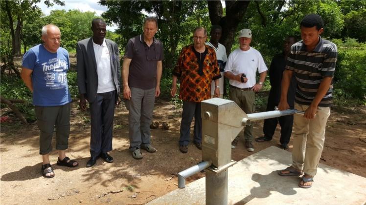 Sauberes Trinkwasser steht dank der Spenden aus dem Emsland für die Bewohnerr von Kalba in Ghana zur Verfügung. 