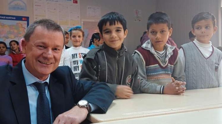 Zutiefst überzeugt von der Richtigkeit der EU-Zahlungen an die Türkei zur Betreuung von Flüchtlingen zeigte sich Markus Pieper im November nach dem Besuch einer Containerschule für syrische Kinder im südanatolischen Kahramanmaras. 