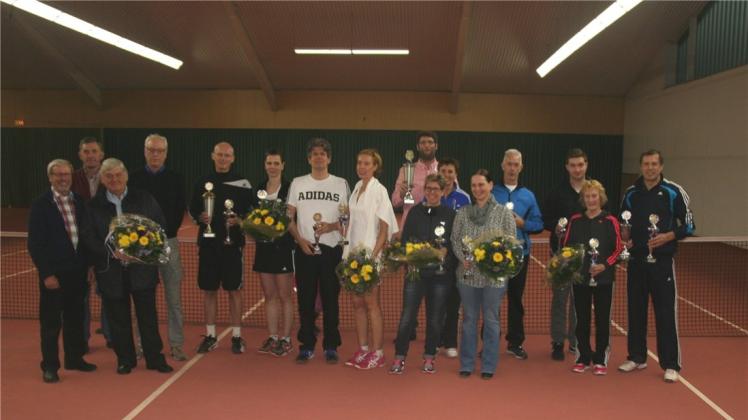 Die Sieger der verschiedenen Altersklassen bekamen von Gerhard Knoll (3 v.r.) den Pokal überreicht. 