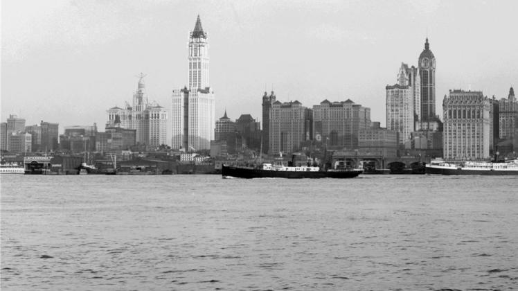 So sah die Skyline von New York 1915 aus, in der Zeit, in der die Handlung des Romans „Manhattan Transfer“ von John Dos Passos spielt.  