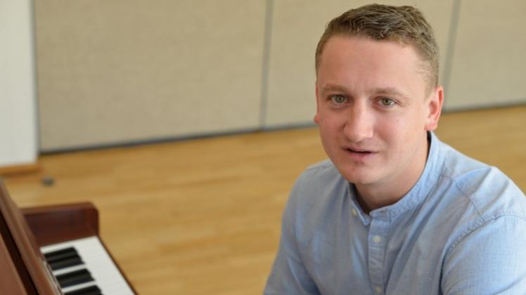 Ob am Dirigenten-Pult, am Klavier oder vor der Grundschul-Klasse:Adrian Rusnak ist an der MSD so etwas wie der Musiker für alle Fälle. Ob am Dirigenten-Pult, am Klavier oder vor der Grundschul-Klasse:Adrian Rusnak ist an der MSD so etwas wie der Musiker für alle Fälle.