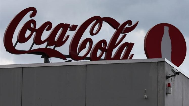 Der Coca-Cola-Schriftzug auf dem Dach der ehemaligen Werkshallen an der Oldenburger Landstraße in Osnabrück-Haste ist mittlerweile abmontiert. Knapp ein Jahr nach der Schließung der Limonadenfabrik stehen Gelände und Gebäude zum Verkauf. 