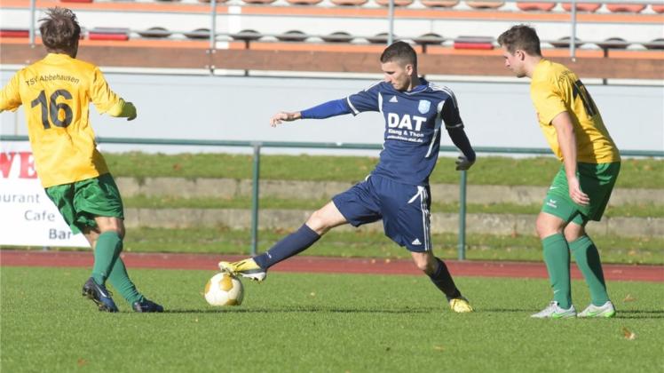 Der SV Tur Abdin um Daniel Eckert (Mitte) hat sein Auswärtsspiel beim TSV Abbehausen mit 0:4 verloren. 