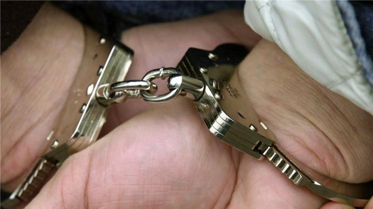 Die Polizei konnte am Sonntagmorgen vier tatverdächtige EInbrecher in Hude festnehmen. Symbolfoto: dpa Die Polizei konnte am Sonntagmorgen vier tatverdächtige EInbrecher in Hude festnehmen. Symbolfoto: dpa