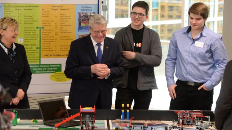 Naturwissenschaftliche Experimente ließen sich Niedersachsens Kultusministerin Frauke Heiligenstadt und Bundespräsident Joachim Gauck im Windthorst-Gymnasium Meppen zeigen. 
